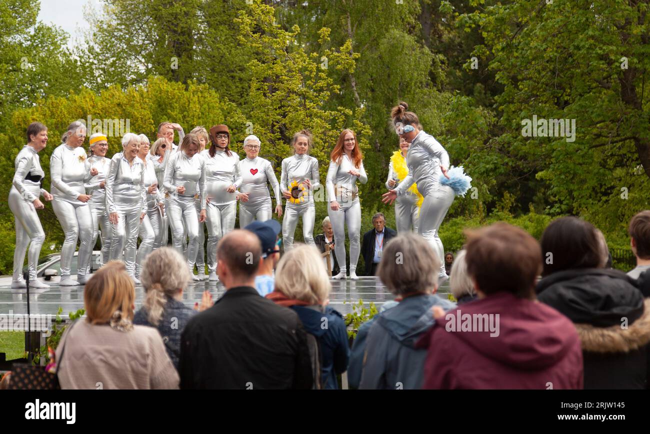 Umea, Schweden - 6. Juni 2023: Ältere Menschen während einer Tanzvorstellung im Park Stockfoto