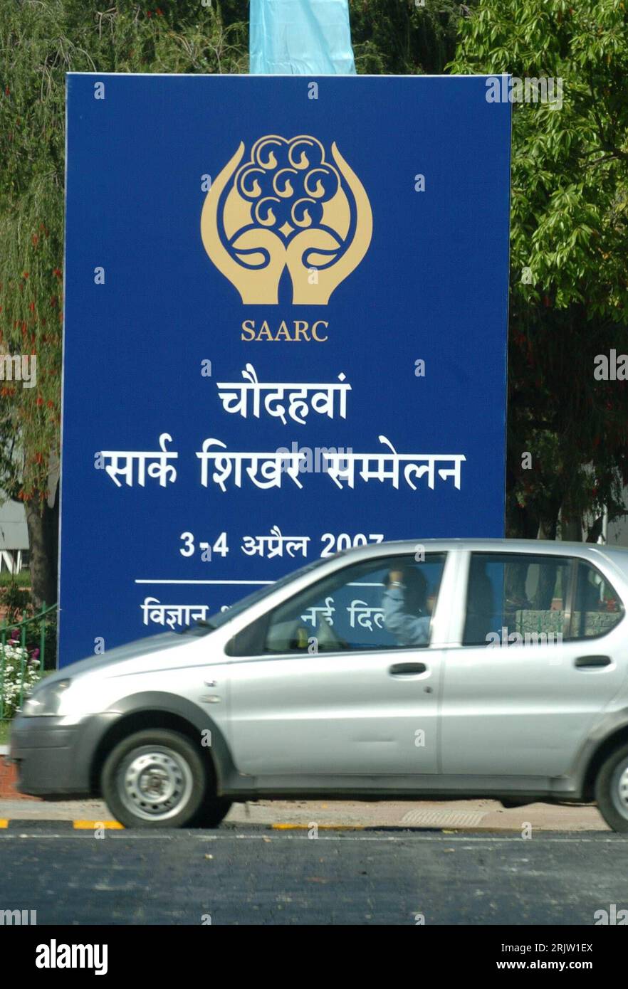 Bildnummer: 51814198 Datum: 29.03.2007 Copyright: imago/Xinhua Werbetafel der - South Association for Regional Cooperation - in Neu Delhi PUBLICATIONxNOTxINxCHN, Objekte , Personen; 2007, Neu Delhi , Südasiatische Wirtschaftsgemeinschaft, SAARC, Südasiatische Vereinigung für regionale Zusammenarbeit, Werbetafeln, Schild, Schilder, Informationstafel, Informationstafeln, PKW, Fahrzeug, Fahrzeuge, Auto, autos; , hoch, Kbdig, Einzelbild, Landwirtschaft, Wirtschaft, Indien, , Wirtschaft o0 Logo, Logos Stockfoto