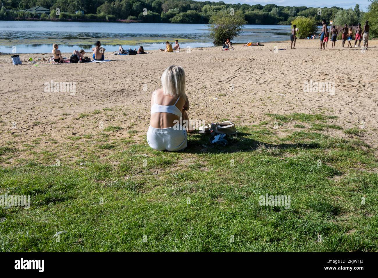 London, Großbritannien. 23. August 2023. Wetter in Großbritannien - die Leute genießen die spätnachmittägliche Sommersonne und die 24C-Temperaturen im Ruislip Lido im Nordwesten Londons. Leider wird Regen für die nächsten Tage prognostiziert. Quelle: Stephen Chung / Alamy Live News Stockfoto