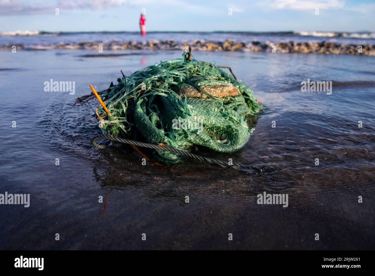 Plastikmüll am Strand von Saint Martin Island. Cox's Bazar, Bangladesch Stockfoto