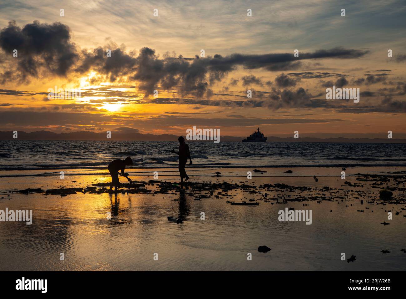 Eine Frau und ein Junge sammeln Plastikmüll am Strand von Saint Martin Island in Cox's Bazar, Bangladesch Stockfoto