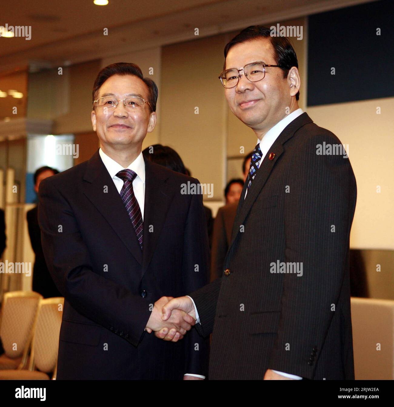 Bildnummer: 51825703 Datum: 12.04.2007 Copyright: imago/Xinhua Premierminister Wen Jiabao (li., CHN) und Kazuo Shii (re., JPN/Vorsitzender Kommunistische Partei JCP) während eines Treffens in Tokio - PUBLICATIONxNOTxINxCHN, Personen , optimistisch; 2007, Tokio, Politiker, Pressetermin, Shakehands, Shake Hands, KPJ,; , Quadrat, Kbdig, Gruppenbild, Close, Internationale Politik, Politik, Japan, Randbild, People Stockfoto