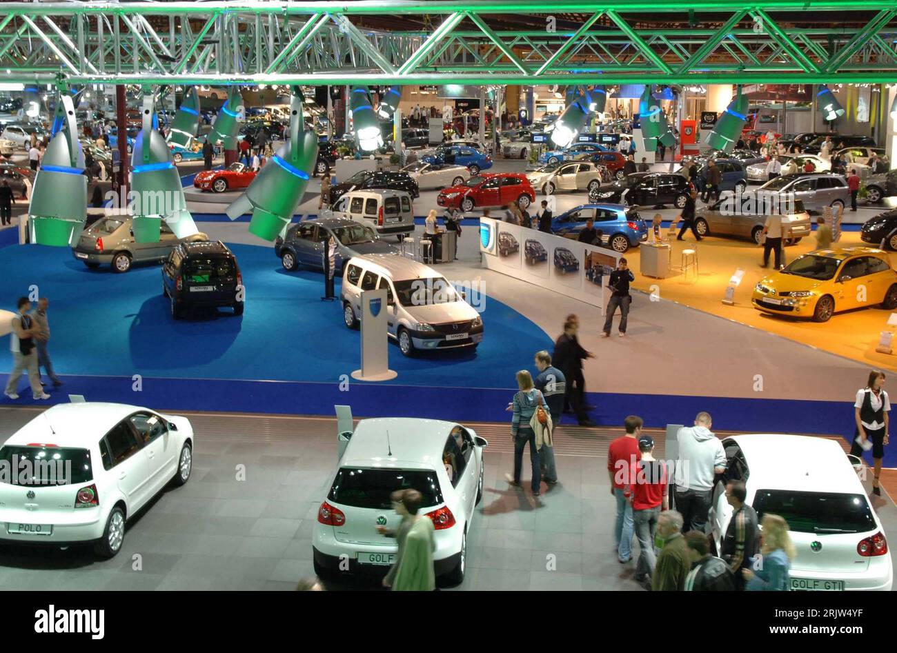 Bildnummer: 51852139 Datum: 27.04.2007 Copyright: imago/Xinhua Messehalle während der 9. Internationale Automobilausstellung in Riga - PUBLICATIONxNOTxINxCHN, Gebäude, innen, Innenansicht , Personen; 2007, Riga, Messen, Ausstellungen, Autoshow, internationale, Dacia, VW, Volkswagen, Golf V, 5, Logan, Polo, Besucher, Messebesucher,; , quer, Kbdig, total, Industrie, Wirtschaft, Vogelperspektive, Perspektive, Lettland, , o0 Automobilausstellung, Automesse Stockfoto