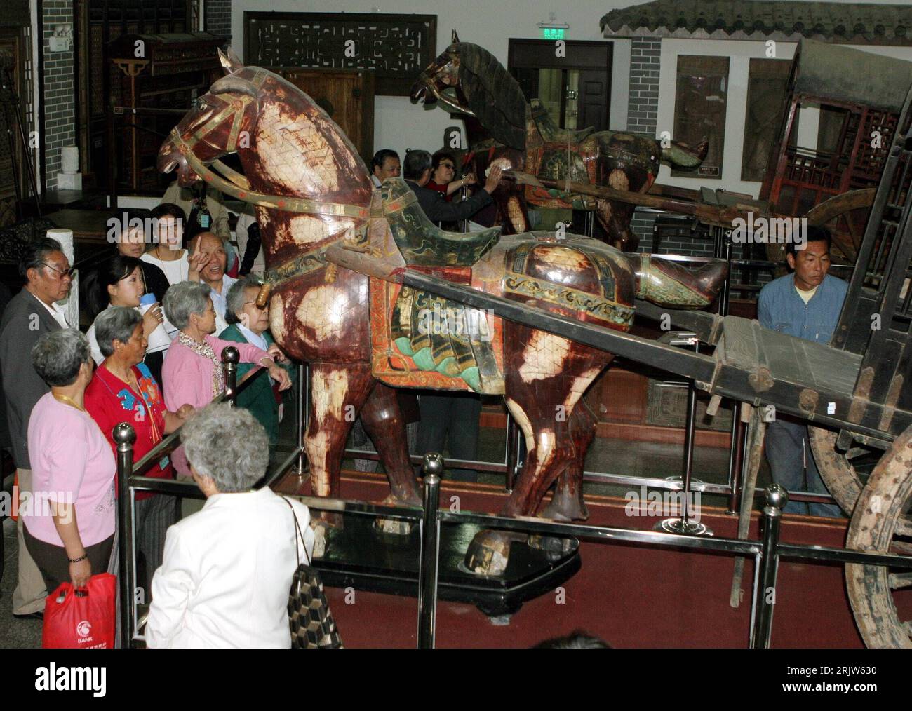 Bildnummer: 51872399 Datum: 14.05.2007 Copyright: imago/Xinhua aus Elefantenknochen hergestellte lebensgroße Pferdegespann-Skulpturen aus der Qing Dynastie (1644-1912) fesseln die Besucher einer Ausstellung in Tianjin - China - PUBLICATIONxNOTxINxCHN, Objekte , Personen; 2007, Tianjin, Figur, Figuren, Pferd, Pferde; , quer, Kbdig, Gruppenbild, Bildhauerei, Kunst, China, , Stockfoto