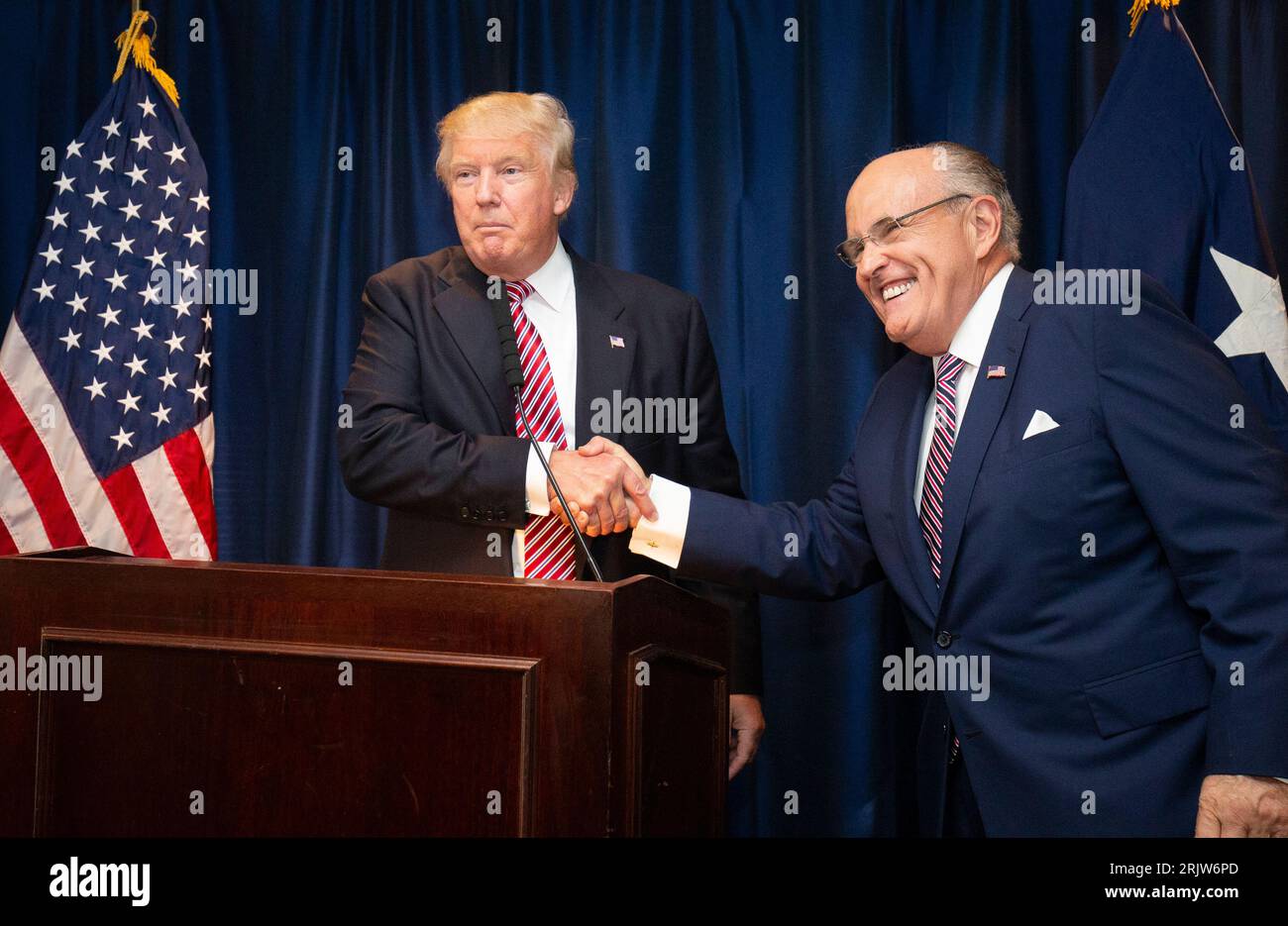 23. August 2016 Austin, TX USA: Der ehemalige New Yorker Bürgermeister und damalige Wahlkampfberater RUDY GIULIANI gibt dem damaligen Kandidaten DONALD TRUMP während eines privaten Spendenaufrufs im Headliners Club vor einer öffentlichen Kundgebung in Austin die Hand. Giuliani steht in Georgien vor neuen Anklagen, weil er angeblich Trump bei dem Versuch geholfen hat, die Präsidentschaftswahlen von 2020 zu stürzen. Stockfoto