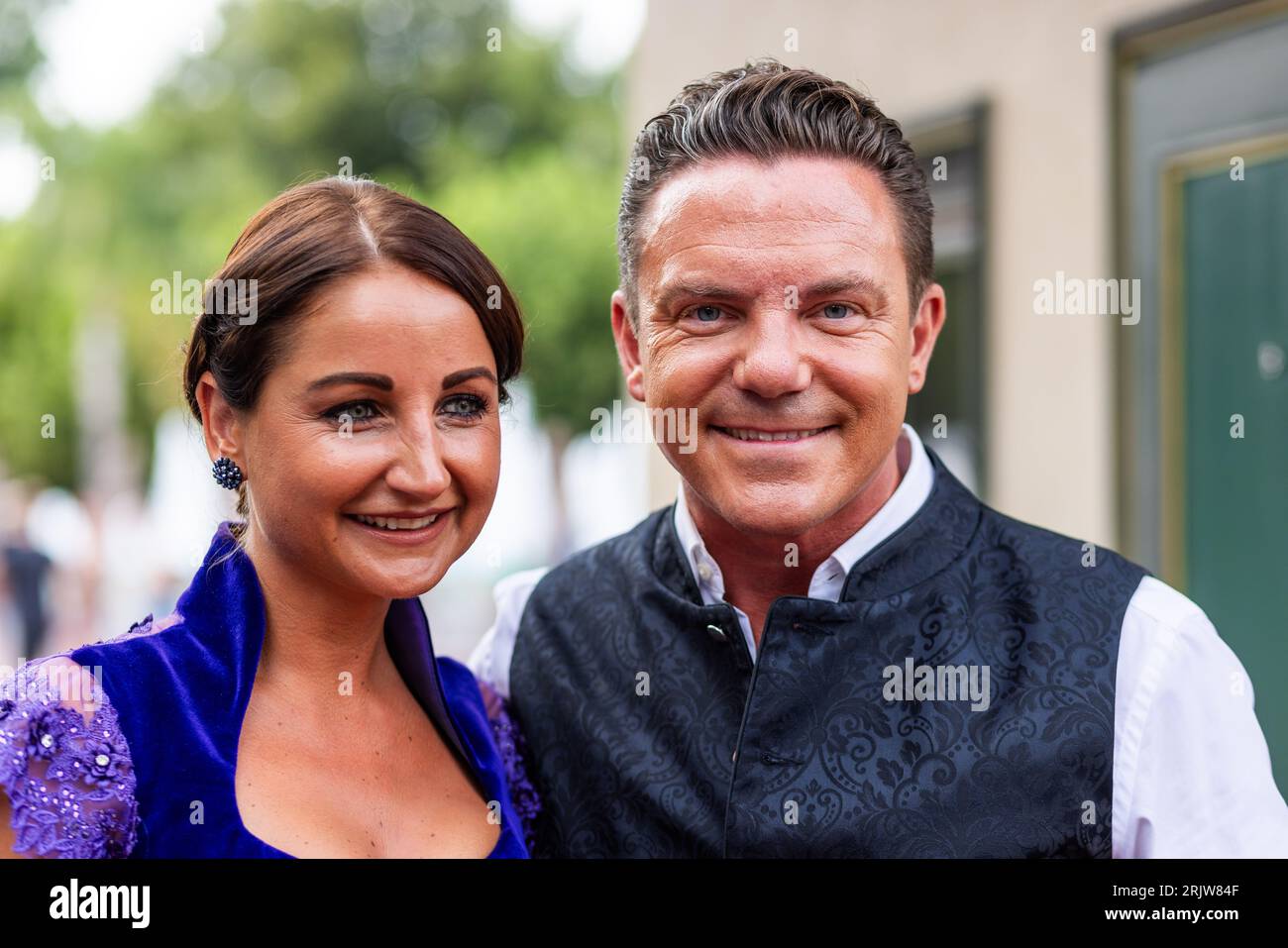 Rost, Deutschland. August 2023. Eva Luginger und Stefan Mross stehen auf dem roten Teppich. Der Fernsehproduzent Werner Kimmig feiert seinen Geburtstag mit vielen prominenten Gästen im Europa-Park in Rust. Quelle: Philipp von Ditfurth/dpa/Alamy Live News Stockfoto Rost, Deutschland. August 2023. Eva Luginger und Stefan Mross stehen auf dem roten Teppich. Der Fernsehproduzent Werner Kimmig feiert seinen Geburtstag mit vielen prominenten Gästen im Europa-Park in Rust. Quelle: Philipp von Ditfurth/dpa/Alamy Live News Stockfoto