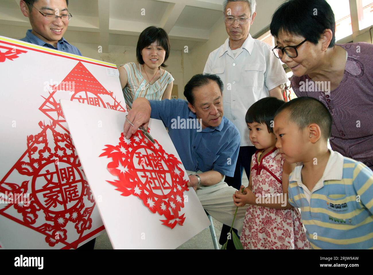 Bildnummer: 51921206 Datum: 28.05.2007 Copyright: imago/Xinhua Tian Jingyang (3.v.l.) präsentiert Scherenschnittarbeiten auf einem Kunsthandwerks-Festival in Jinan - PUBLICATIONxNOTxINxCHN, Objekte , Personen; 2007, Jinan, Provinz Shandong, Einheimischer, Einheimischer, Chinesisch, Chinesin, , Nett, Kinder, Tradition, Papierschnitt, Scherenschnitt, traditionell, Traditioneller, Festivals, Kunsthandwerksfestival; , quer, Kbdig, Gruppenbild, Kunsthandwerk, Kunst, China, , Stockfoto