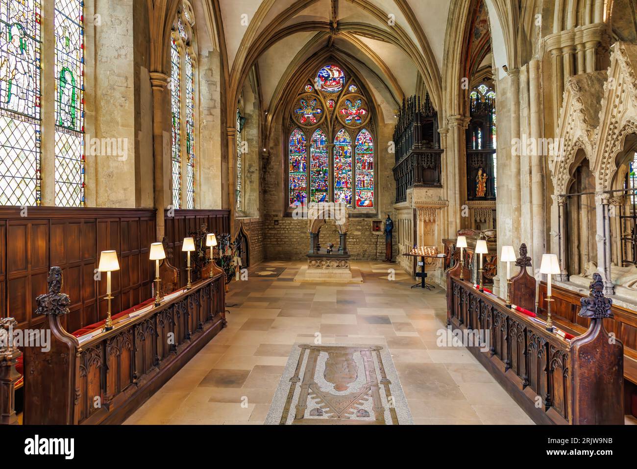 Oxford, Großbritannien - 18. Mai 2023: Kapelle in der Christ Church Cathedral mit wunderschönen Buntglasfenstern Stockfoto