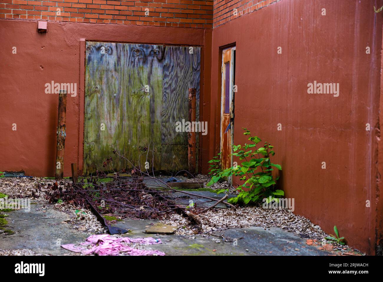 Verlassenes Gebäude, Eckwand im Freien Stockfoto