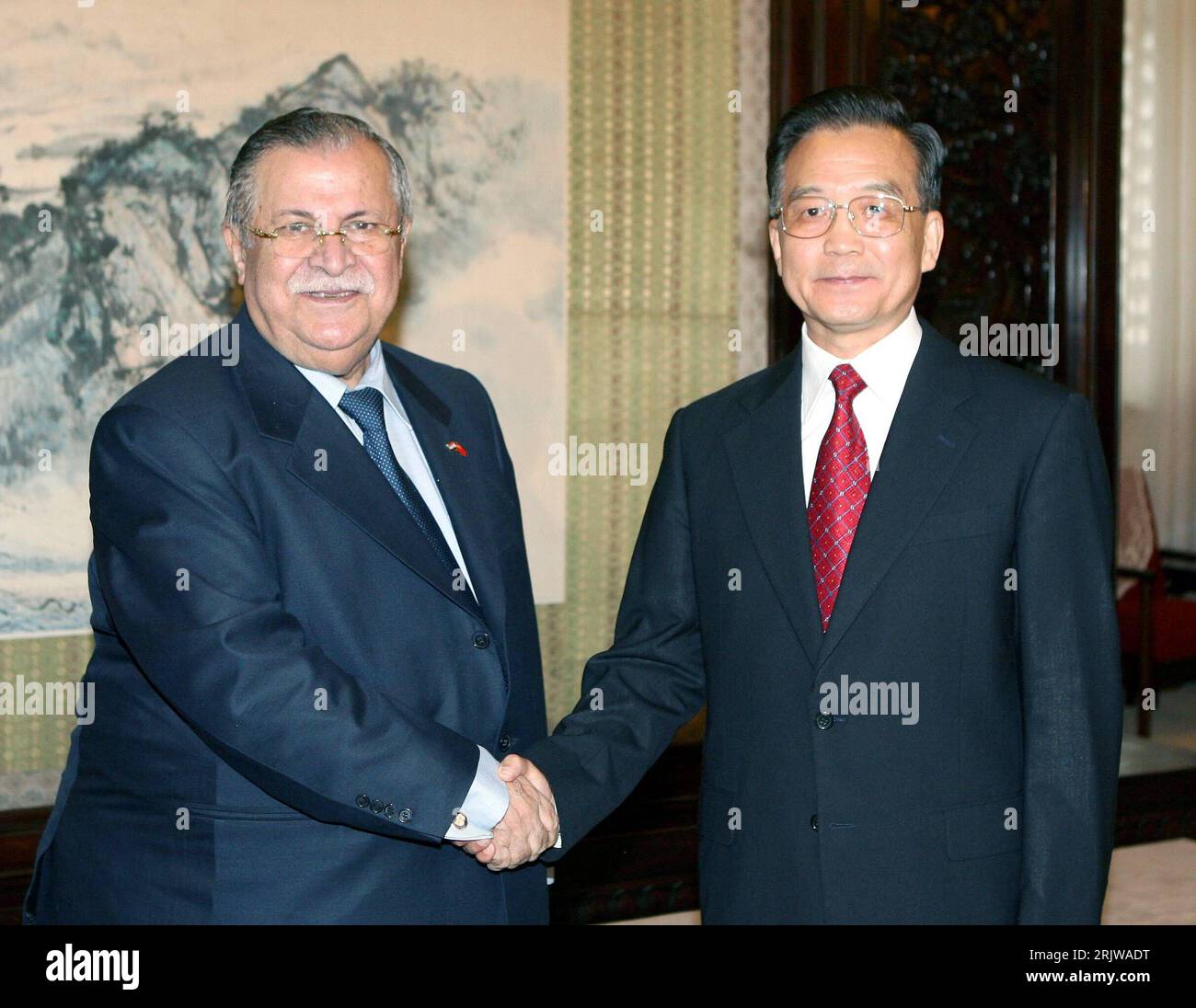 Bildnummer: 51932375 Datum: 22.06.2007 Copyright: imago/Xinhua Premierminister Wen Jiabao (Re., CHN) begrüßt Präsident Jalal Talabani (li., IRQ) anlässlich eines Treffens in Peking - PUBLICATIONxNOTxINxCHN , Personen; 2007, Politiker, Politik, Shakehands, Hände schütteln, Staatspräsident; , quer, Kbdig, Gruppenbild, Internationale Politik, Politik, China, Randbild, Leute Stockfoto