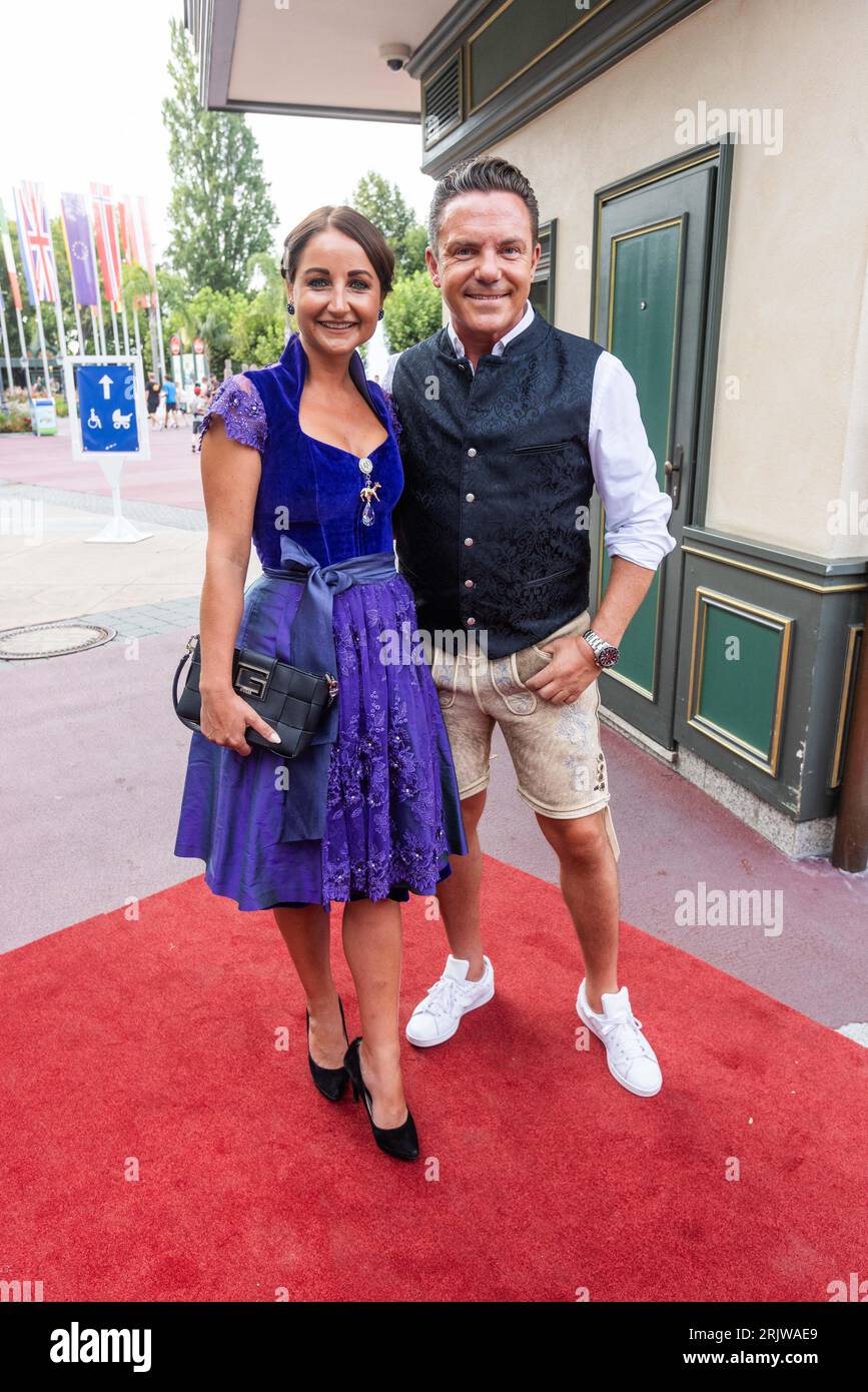 Rost, Deutschland. August 2023. Eva Luginger und Stefan Mross stehen auf dem roten Teppich. Der Fernsehproduzent Werner Kimmig feiert seinen Geburtstag mit vielen prominenten Gästen im Europa-Park in Rust. Quelle: Philipp von Ditfurth/dpa/Alamy Live News Stockfoto Rost, Deutschland. August 2023. Eva Luginger und Stefan Mross stehen auf dem roten Teppich. Der Fernsehproduzent Werner Kimmig feiert seinen Geburtstag mit vielen prominenten Gästen im Europa-Park in Rust. Quelle: Philipp von Ditfurth/dpa/Alamy Live News Stockfoto