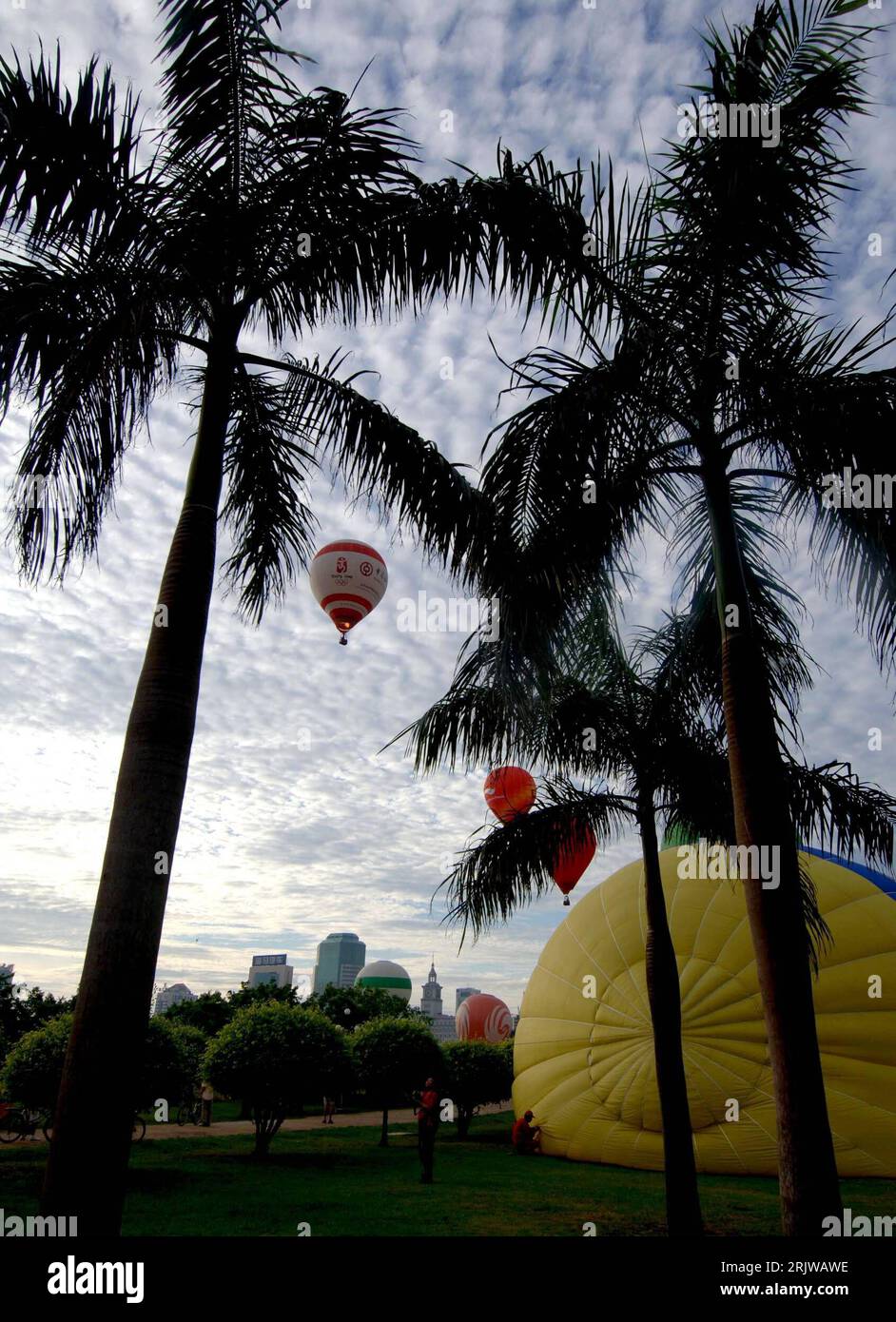 Bildnummer: 51934797 Datum: 15.06.2007 Copyright: imago/Xinhua startende Heißluftballons während des Fire Balloon Festival in Haikou in der Provinz Hainan PUBLICATIONxNOTxINxCHN , Restlichtaufnahme; 2007, Haikou, Ballon, Ballons, Heißluftballons, Fesselballons, Fesselballons, traditionelles fest, Wettbewerb, Wettbewerbe, fliegen, starten, , , , , Palmen, Palme; , hoch, Kbdig, Gruppenbild, China, Aktion, o0 Pflanzen, Palme, Palmen, Landschaft Stockfoto