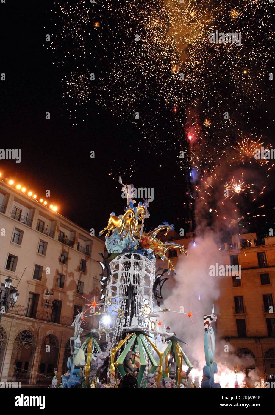 Bildnummer: 51938050 Datum: 24.06.2007 Copyright: imago/Xinhua Parade während der San Juans Fiesta in Alicante PUBLICATIONxNOTxINxCHN, Objekte , Personen , Restlichtaufnahme; 2007, Alicante, Parade, Paraden, Straßenfest, Fest, traditionelle fest , Tradition, Straßenumzug, Figur, Figuren, Skulptur, Skulpturen, St., Juan s, Johns, Nacht, nachts, Feuerwerk, Rauch, Qualm; , hoch, Kbdig, Einzelbild, Spanien, , o0 Juan, DE Stockfoto