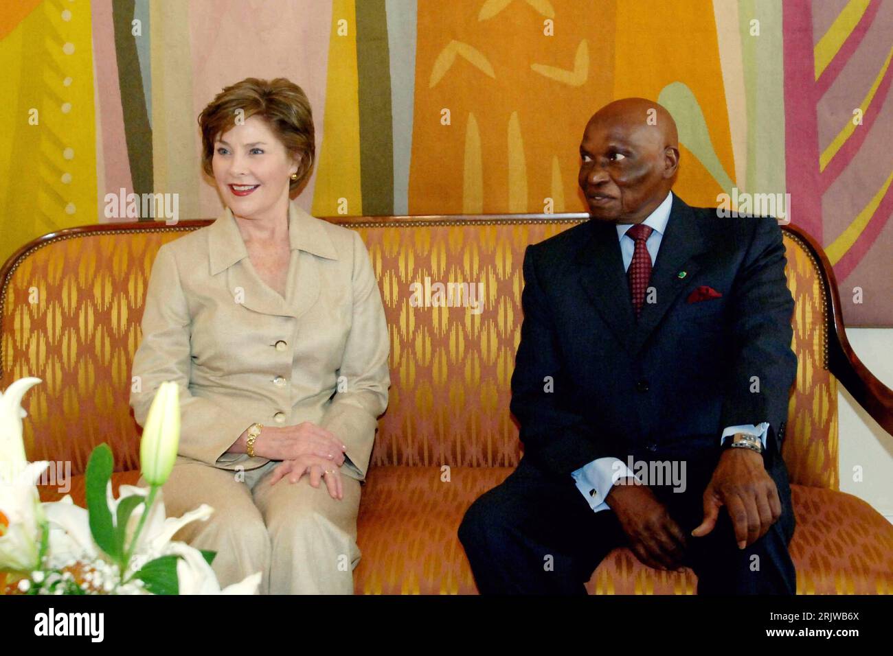 Bildnummer: 51941251 Datum: 26.06.2007 Copyright: imago/Xinhua First Lady Laura Bush (USA) und Staatspräsident Abdoulaye Wade (SEN) anlässlich eines Treffens in Dakar PUBLICATIONxNOTxINxCHN, Personen , optimistisch; 2007, Dakar, Politiker, First Lady, Pressetermin, lächeln, Präsident; , quer, Kbdig, Gruppenbild, , , Politik, Senegal, Randbild, Leute Stockfoto