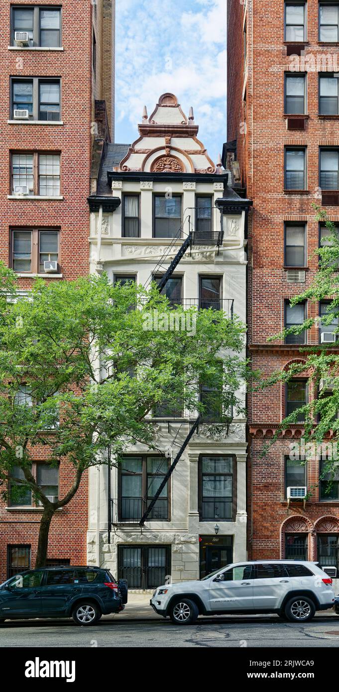 Upper West Side: Ein 1891 erbautes flämisches Reihenhaus, 330 West 86th Street, ist von zwei hohen Wohnhäusern umgeben. Stockfoto