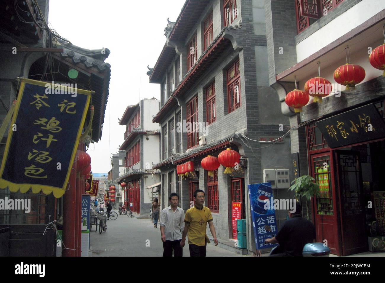 Bildnummer: 51954046 Datum: 17.05.2007 Copyright: imago/Xinhua Traditionelle Furong Straße in Jinan PUBLICATIONxNOTxINxCHN, Landschaft , Personen; 2007, Jinan, Fußgängerzone, Fußgängerzonen, Einkaufsstraße, Sehenswürdigkeiten , Chinesisch, Chinesen, Tradition, Haus, Häuser, Wohnhaus, Wohnhäuser; , quer, Kbdig, Total, Wohngebäude, China, , Reisen, Asien Stockfoto