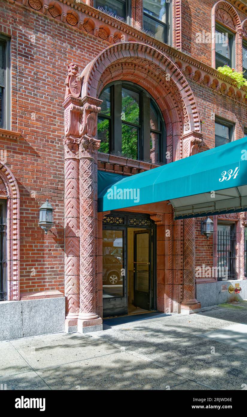 Upper West Side: Architektonische Details der 334 West 86th Street, einem von Rosario Candela entworfenen romanischen Wahrzeichen aus dem Jahr 1924. Stockfoto