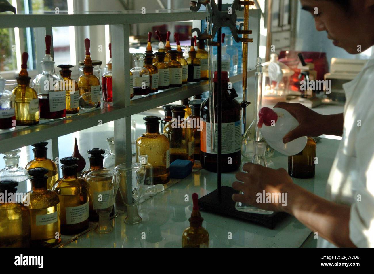 Bildnummer: 51960247 Datum: 28.06.2007 Copyright: imago/Xinhua Chemiker bei der Arbeit in einem Labor in einer Pharmafabrik in Accra - PUBLICATIONxNOTxINxCHN, Personen , Objekte; 2007, Accra, Pharmaindustrie, Mitarbeiter, Arbeiter, pharmazeutisch, Labore, Laborant, Laboranten, Kontrolle, Kontrolleur, Überwachung, Probe, Probe;, quer, Kbdig, Einzelbild, Close, Industrie, Wirtschaft, Seitenansicht, Perspektive, , Ghana, Arbeitswelten, Gesellschaft, , o0 Wissenschaft, Chemie Stockfoto