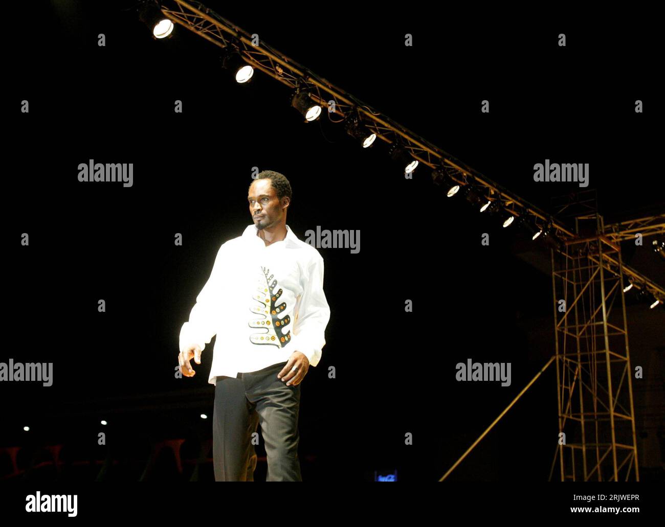 Bildnummer: 51977788 Datum: 01.07.2007 Copyright: imago/Xinhua Model präsentiert eine Kreation anlässlich der - Gold Show - in Accra - PUBLICATIONxNOTxINxCHN, Personen; 2007, Accra, Modenschau, , Präsentation, , Modus, Modelle, Modell, Mann, Herrenmode; , quer, Kbdig, Einzelbild, Ghana, , Schönheit, Mode Stockfoto