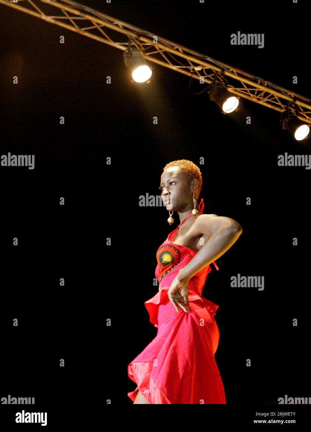 Bildnummer: 51977781 Datum: 01.07.2007 Copyright: imago/Xinhua Model präsentiert eine Kreation anlässlich der - Gold Show - in Accra - PUBLICATIONxNOTxINxCHN, Personen; 2007, Accra, Modenschau, , Präsentation, , Modus, Modelle, Modell, Frau, Damenmode; , hoch, Kbdig, Einzelbild, Ghana, , Schönheit, Mode Stockfoto