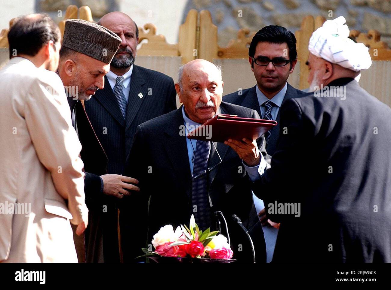 Bildnummer: 51991237 Datum: 26.04.2003 Copyright: imago/Xinhua Präsident Hamid Karzai (2.v.li., AFG) und Mohammed Zahir Shah (3.v.Re., AFG/letzter König Afghanistans) in Kabul, Personen; 2003, Kabul , Politiker, Politik, Staatspräsident; , quer, Kbdig, Gruppenbild, Close, Afghanistan, Randbild, People PUBLICATIONxNOTxINxCHN Stockfoto