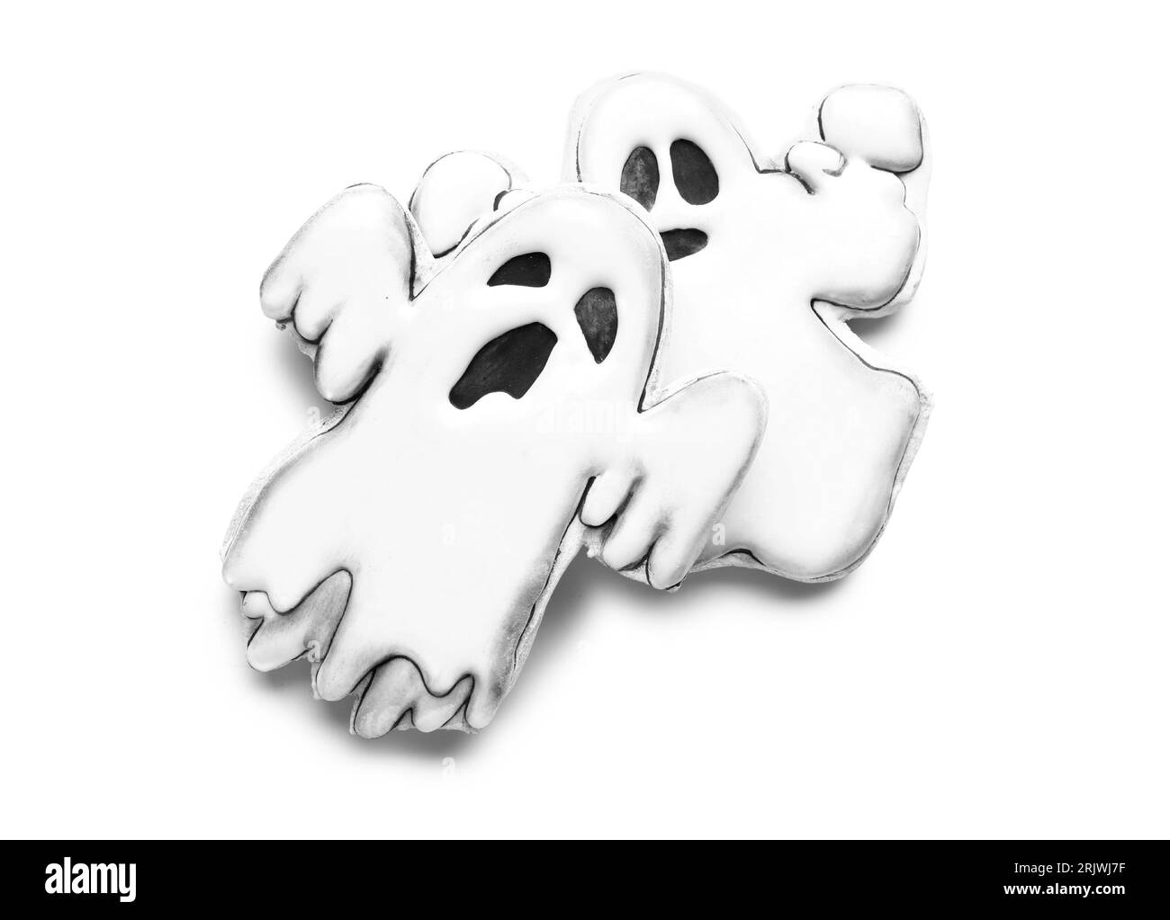 Leckere Kekse in Form von Geistern für Halloween-Feierlichkeiten auf weißem Hintergrund Stockfoto