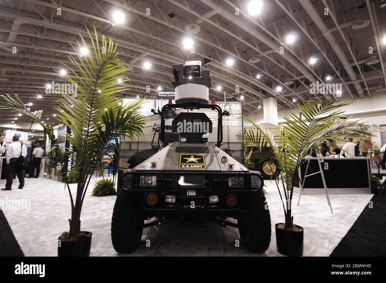 Bildnummer: 52020298 Datum: 07.08.2007 Copyright: imago/Xinhua Mobile Detection Assessment Response System (MDARS) von General Dynamics - Unbemanntes Fahrzeug anlässlich der Messe - Unmanned Systems North America - der AUVSI in Washington D.C. - PUBLICATIONxNOTxINxCHN, Objekte; 2007, Washington DC. , Messe, Messen, Ausstellungen, Association for Unmanned Vehicle Systems International, Unbemannt, Auto, Fahrzeug, Fahrzeuge; , quer, Kbdig, Einzelbild, Freisteller, Industrie, Wirtschaft, Frontal, Perspektive, Vereinigte Staaten von Amerika, , Stockfoto