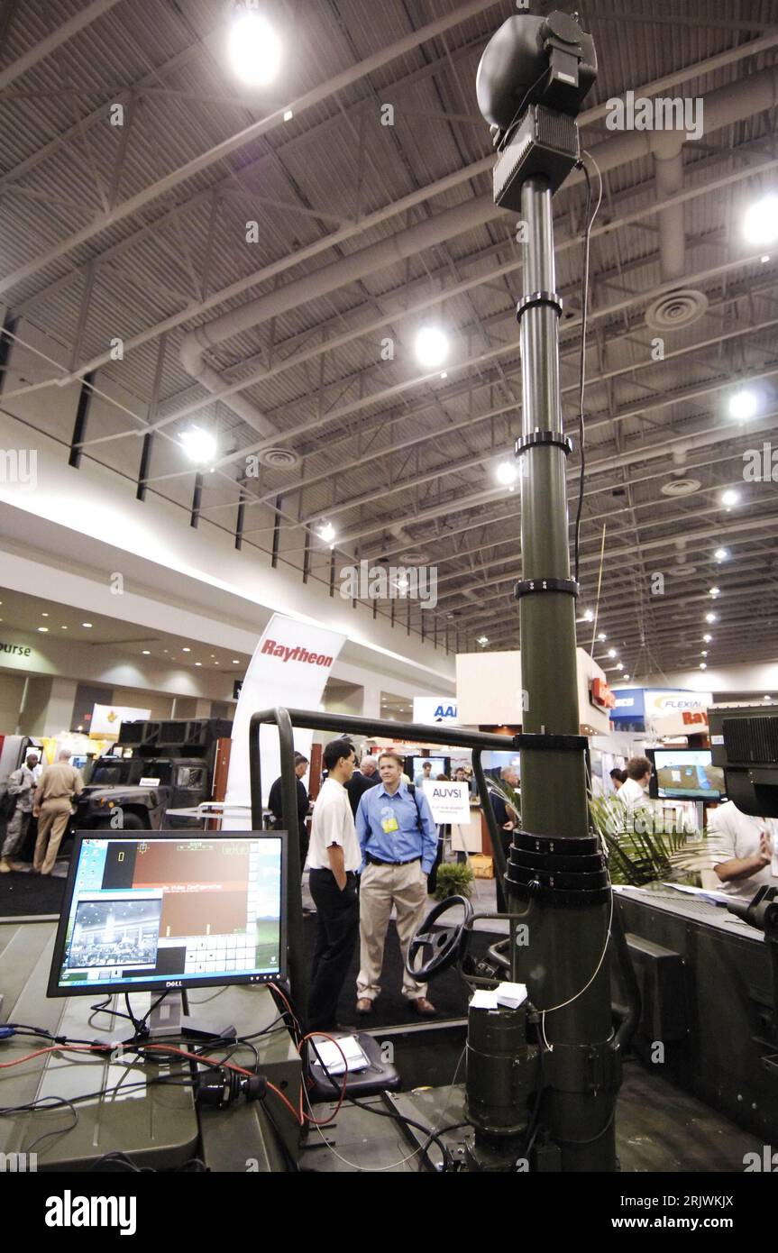Bildnummer: 52020307 Datum: 07.08.2007 Copyright: imago/Xinhua Unbemanntes Fahrzeug von General Dynamics anlässlich der Messe - Unmanned Systems North America - der AUVSI in Washington D.C. - PUBLICATIONxNOTxINxCHN, Objekte , Personen; 2007, Washington DC. , Messe, Messen, Ausstellungen, Association for Unmanned Vehicle Systems International, Unbemannt, Auto, Fahrzeug, Fahrzeuge; , hoch, Kbdig, Einzelbild, Industrie, Wirtschaft, Vereinigte Staaten von Amerika, , Stockfoto