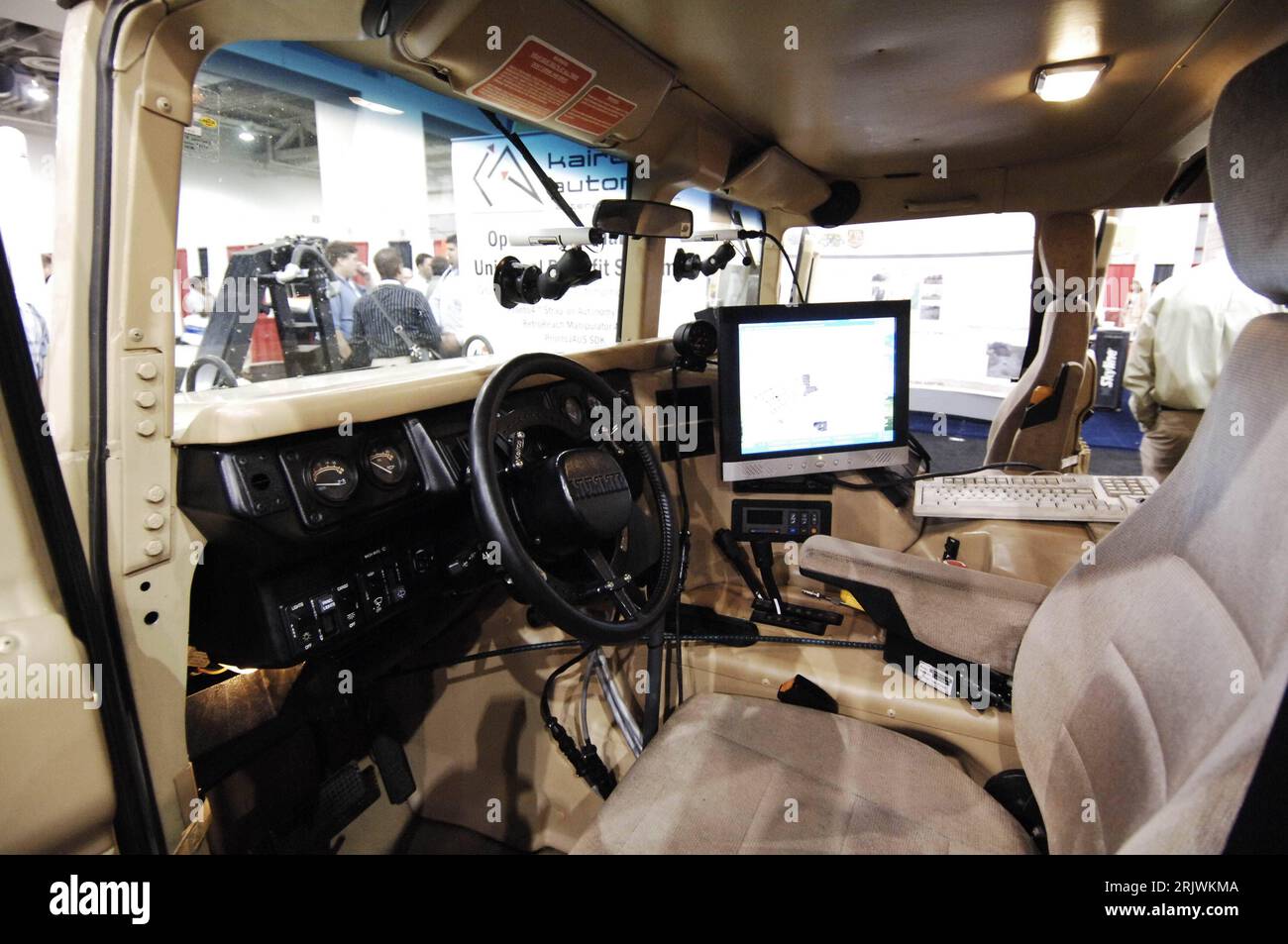 Bildnummer: 52020287 Datum: 07.08.2007 Copyright: imago/Xinhua Unbemanntes Auto der Kairos Autonomi Inc - Cockpit eines Hummer anlässlich der Messe - Unmanned Systems North America - der AUVSI in Washington D.C. - PUBLICATIONxNOTxINxCHN, Objekte , innen, Innenansicht; 2007, Washington DC. , Messe, Messen, Ausstellungen, Association for Unmanned Vehicle Systems International, Fahrzeug, Unbemannt, Auto, Automobilindustrie, Fahrzeug, Fahrzeuge,; , quer, Kbdig, Einzelbild, Industrie, Wirtschaft, Vereinigte Staaten von Amerika, , Stockfoto