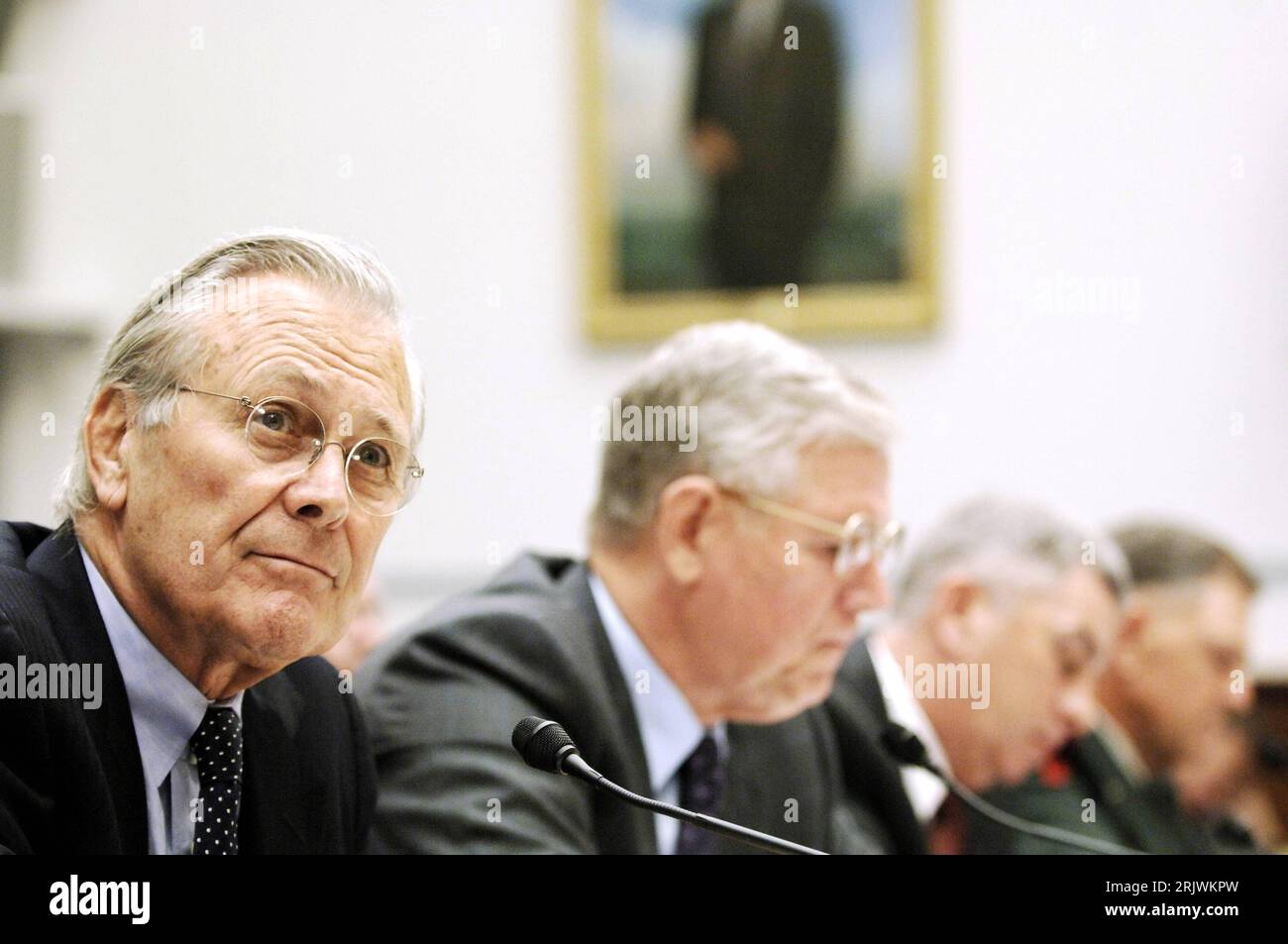 Bildnummer: 52022596 Datum: 02.08.2007 Copyright: imago/Xinhua Donald Rumsfeld (li., USA) und Richard Myers (USA anlässlich einer Anhörung in Washington DC - PUBLICATIONxNOTxINxCHN, Personen; 2007, Washington, DC, D.C., Politiker, Politik; , quer, Kbdig, Gruppenbild, Vereinigte Staaten von Amerika, Randbild, People Stockfoto