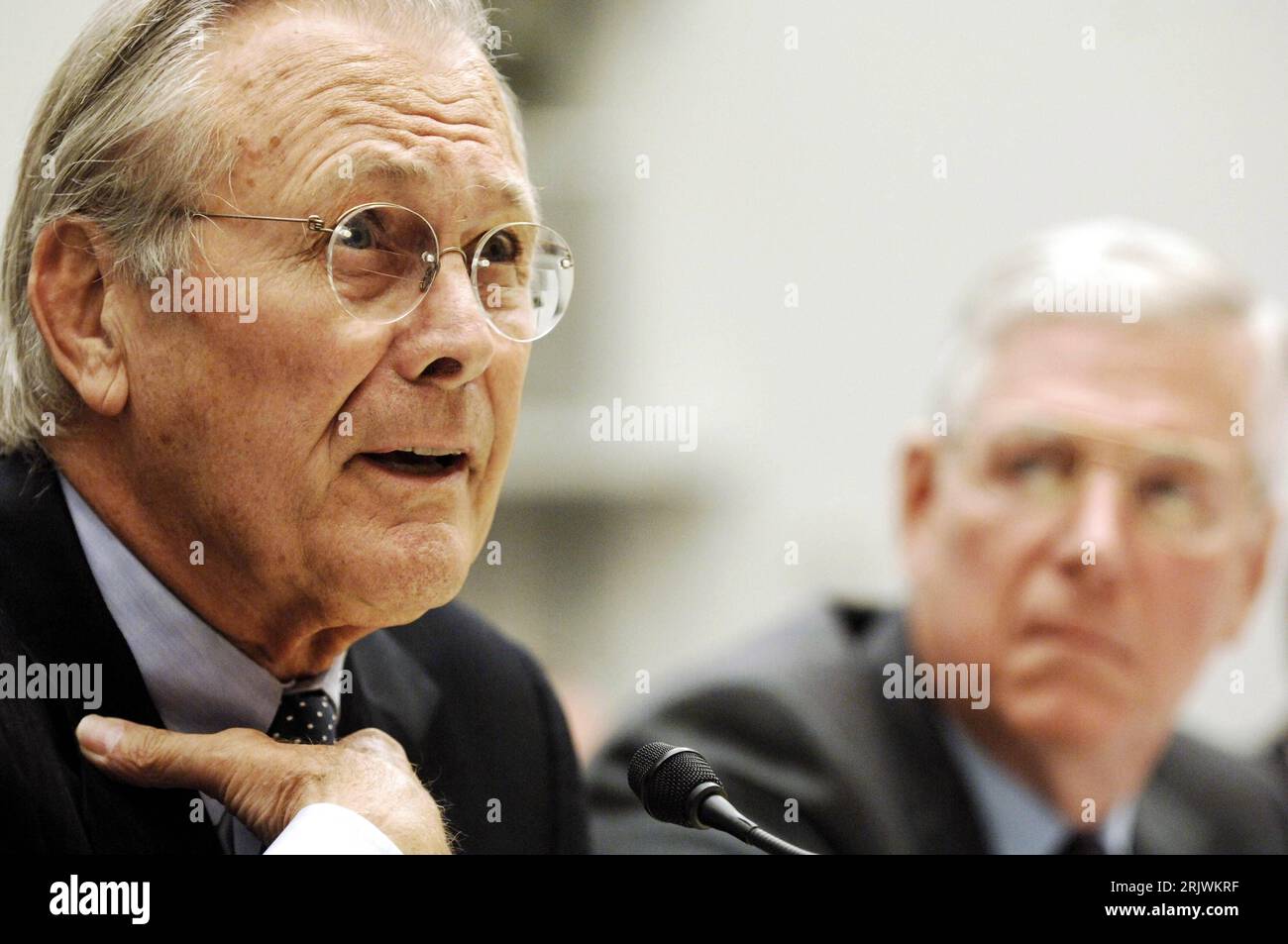Bildnummer: 52022601 Datum: 02.08.2007 Copyright: imago/Xinhua Donald Rumsfeld (li., USA) und Richard Myers (USA anlässlich einer Anhörung in Washington DC - PUBLICATIONxNOTxINxCHN, Personen; 2007, Washington, DC, D.C., Politiker, Politik; , quer, Kbdig, Gruppenbild, Close, Vereinigte Staaten von Amerika, Randbild, People Stockfoto