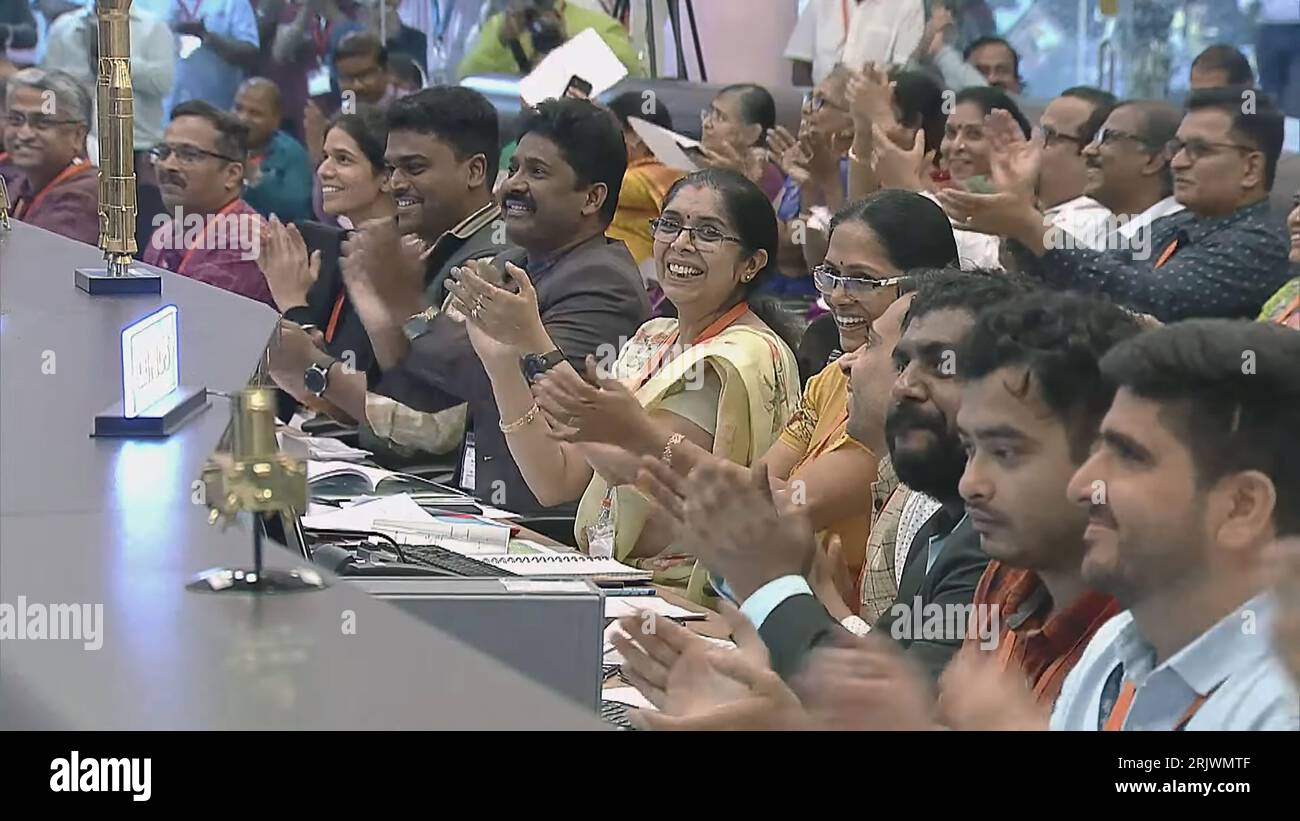 Bengaluru, Indien. August 2023. Wissenschaftler der Indian Space Research Organization (ISRO) feiern am 23. August 2023 im ISRO Telemetry Tracking and Command Network (ISTRAC) Center in Bengaluru nach der erfolgreichen Mondlandung der Raumsonde Chandrayaan-3 auf dem Südpol des Mondes. Indien schrieb am Mittwoch, den 23. August, Geschichte und wurde die erste Nation, die auf der Südpolregion des Mondes landete. Foto der Indian Space Research Organization (ISRO) / UPI/Alamy Live News Stockfoto