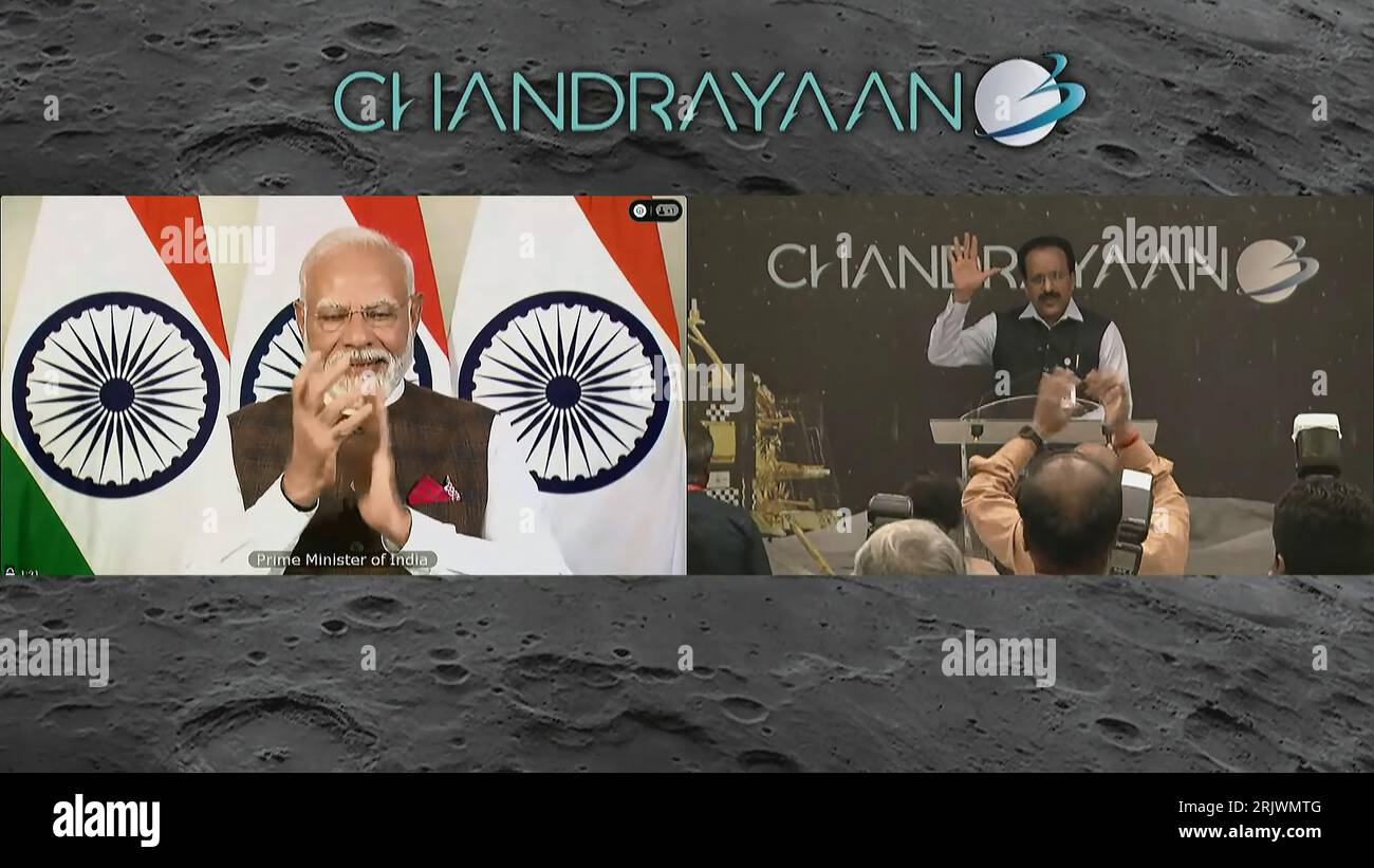 Bengaluru, Indien. August 2023. Indiens Premierminister Narendra Modi gratuliert der Indian Space Research Organisation (ISRO) zur erfolgreichen Mondlandung der Chandrayaan-3-Sonde am Südpol des Mondes am Mittwoch, den 23. August 2023. Die Veranstaltung wurde von der Telemetrie-, Ortung- und Kommandozentrale (TMCC) des ISRO in Bengaluru, Indien, live gestreamt. Foto der Indian Space Research Organization (ISRO) / UPI/Alamy Live News Stockfoto