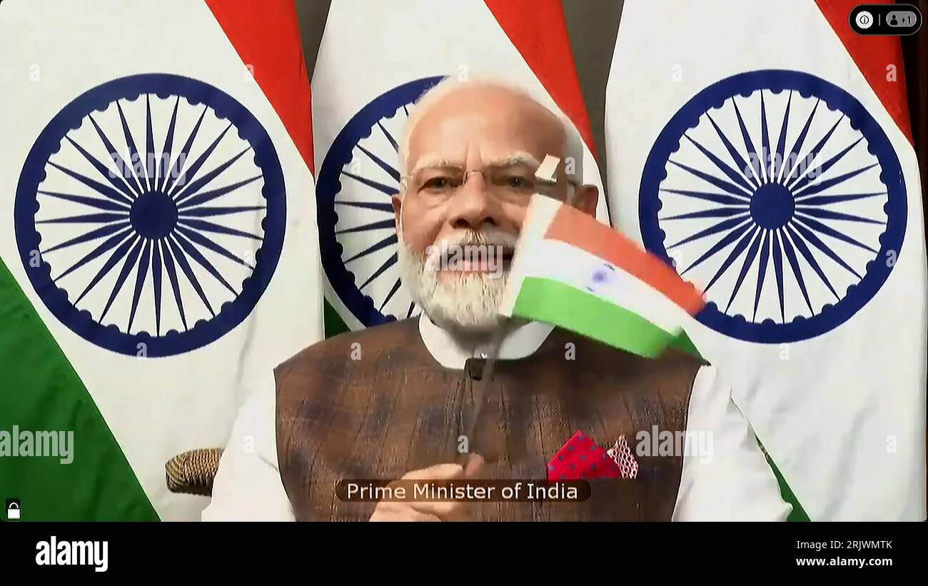 Bengaluru, Indien. August 2023. Indiens Premierminister Narendra Modi gratuliert der Indian Space Research Organisation (ISRO) zur erfolgreichen Mondlandung der Chandrayaan-3-Sonde am Südpol des Mondes am Mittwoch, den 23. August 2023. Die Veranstaltung wurde von der Telemetrie-, Ortung- und Kommandozentrale (TMCC) des ISRO in Bengaluru, Indien, live gestreamt. Foto der Indian Space Research Organization (ISRO) / UPI/Alamy Live News Stockfoto