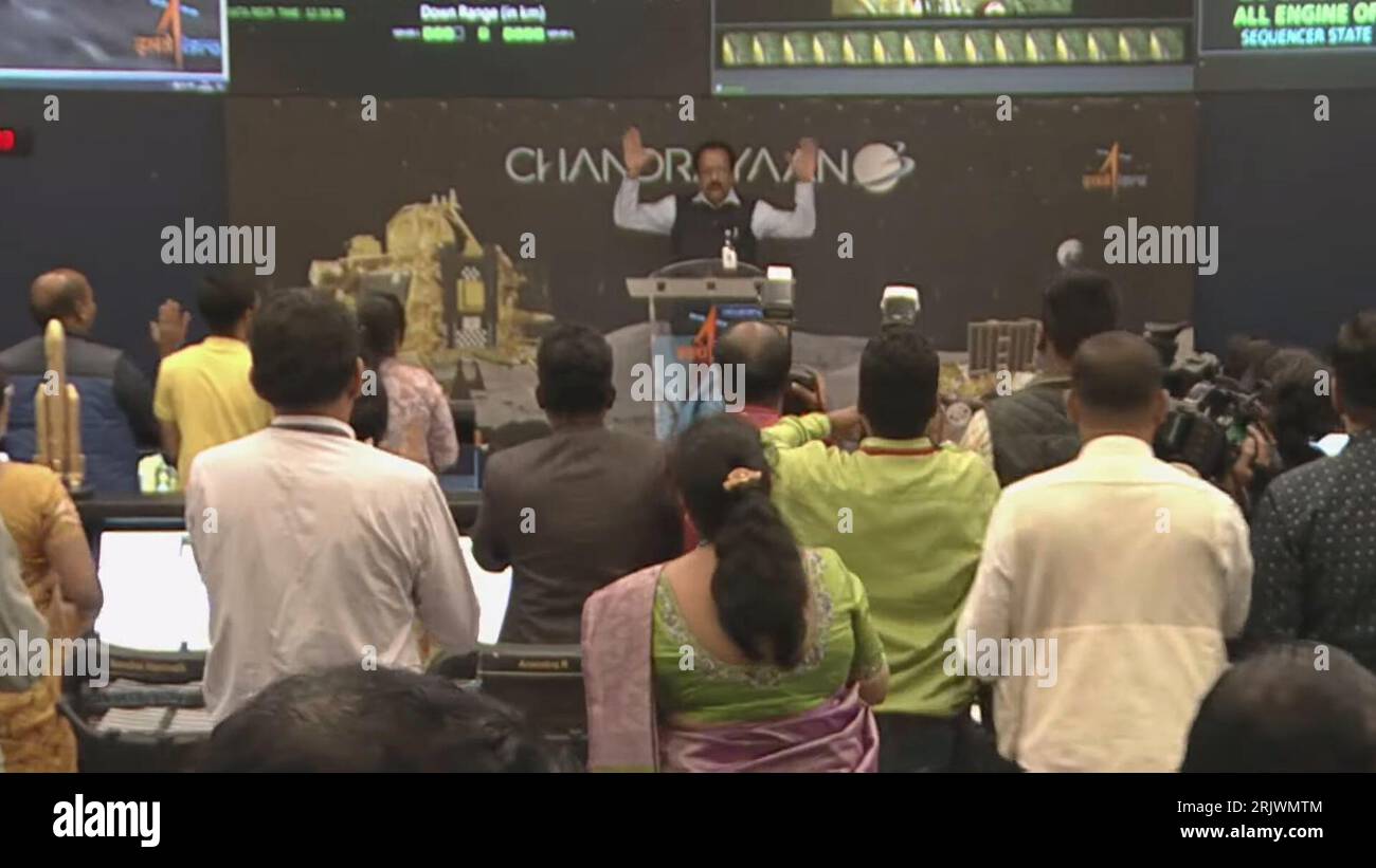 Bengaluru, Indien. August 2023. S. Somanath, Vorsitzender der Indian Space Research Organisation (ISRO), spricht am 23. August 2023 im ISRO Telemetry Tracking and Command Network (ISTRAC) Center in Bengaluru nach der erfolgreichen Mondlandung der Raumsonde Chandrayaan-3 auf dem Südpol des Mondes an. Indien schrieb am Mittwoch, den 23. August, Geschichte und wurde die erste Nation, die auf der Südpolregion des Mondes landete. Foto der Indian Space Research Organization (ISRO) / UPI/Alamy Live News Stockfoto