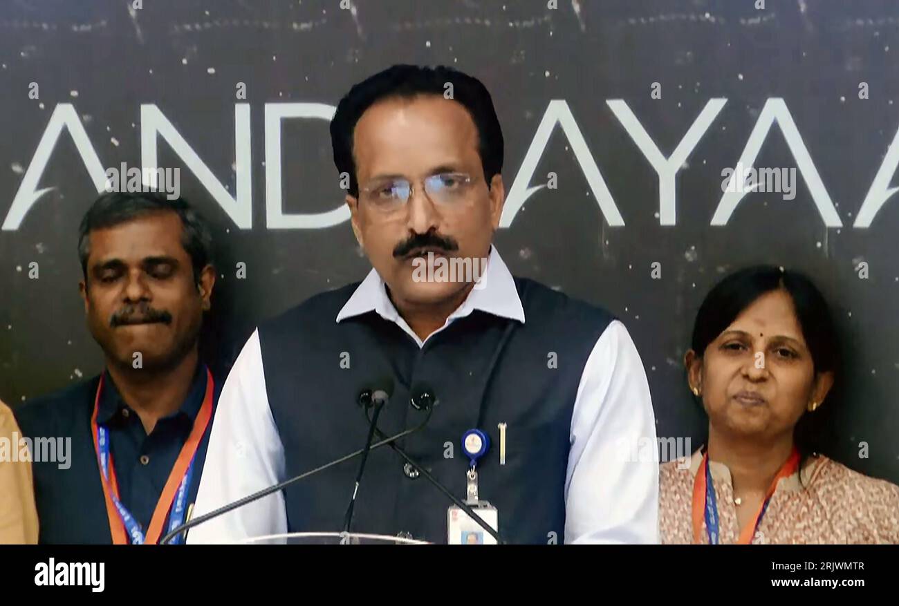 Bengaluru, Indien. August 2023. S. Somanath, Vorsitzender der Indian Space Research Organisation (ISRO) mit seinem Team, spricht die Medien am ISRO Telemetry Tracking and Command Network (ISTRAC) Center in Bengaluru am 23. August 2023 nach der erfolgreichen Mondlandung der Chandrayaan-3-Raumsonde auf dem Südpol des Mondes an. Indien schrieb am Mittwoch, den 23. August, Geschichte und wurde die erste Nation, die auf der Südpolregion des Mondes landete. Foto der Indian Space Research Organization (ISRO) / UPI/Alamy Live News Stockfoto