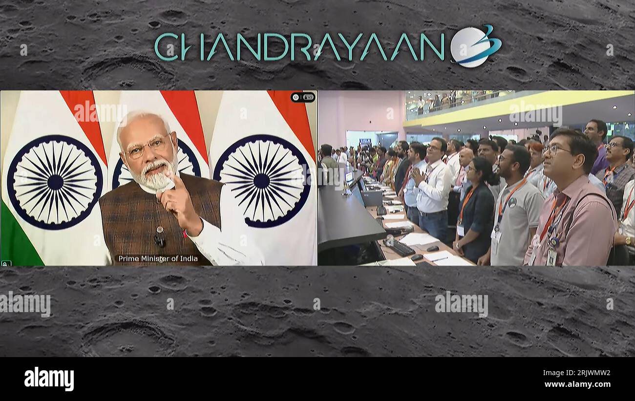Bengaluru, Indien. August 2023. Indiens Premierminister Narendra Modi gratuliert der Indian Space Research Organisation (ISRO) zur erfolgreichen Mondlandung der Chandrayaan-3-Sonde am Südpol des Mondes am Mittwoch, den 23. August 2023. Die Veranstaltung wurde von der Telemetrie-, Ortung- und Kommandozentrale (TMCC) des ISRO in Bengaluru, Indien, live gestreamt. Foto der Indian Space Research Organization (ISRO) / UPI/Alamy Live News Stockfoto