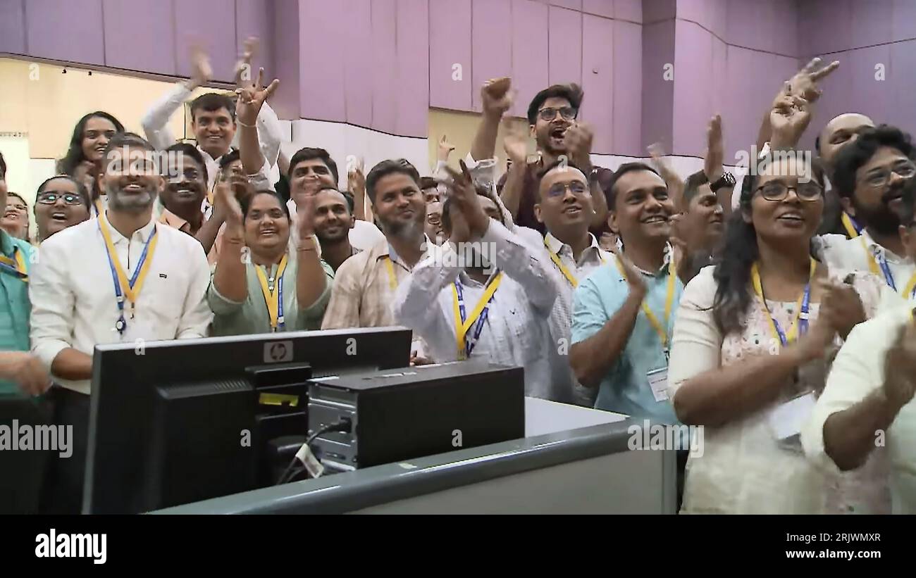 Bengaluru, Indien. August 2023. Wissenschaftler der Indian Space Research Organization (ISRO) feiern am 23. August 2023 im ISRO Telemetry Tracking and Command Network (ISTRAC) Center in Bengaluru nach der erfolgreichen Mondlandung der Raumsonde Chandrayaan-3 auf dem Südpol des Mondes. Indien schrieb am Mittwoch, den 23. August, Geschichte und wurde die erste Nation, die auf der Südpolregion des Mondes landete. Foto der Indian Space Research Organization (ISRO) / UPI/Alamy Live News Stockfoto