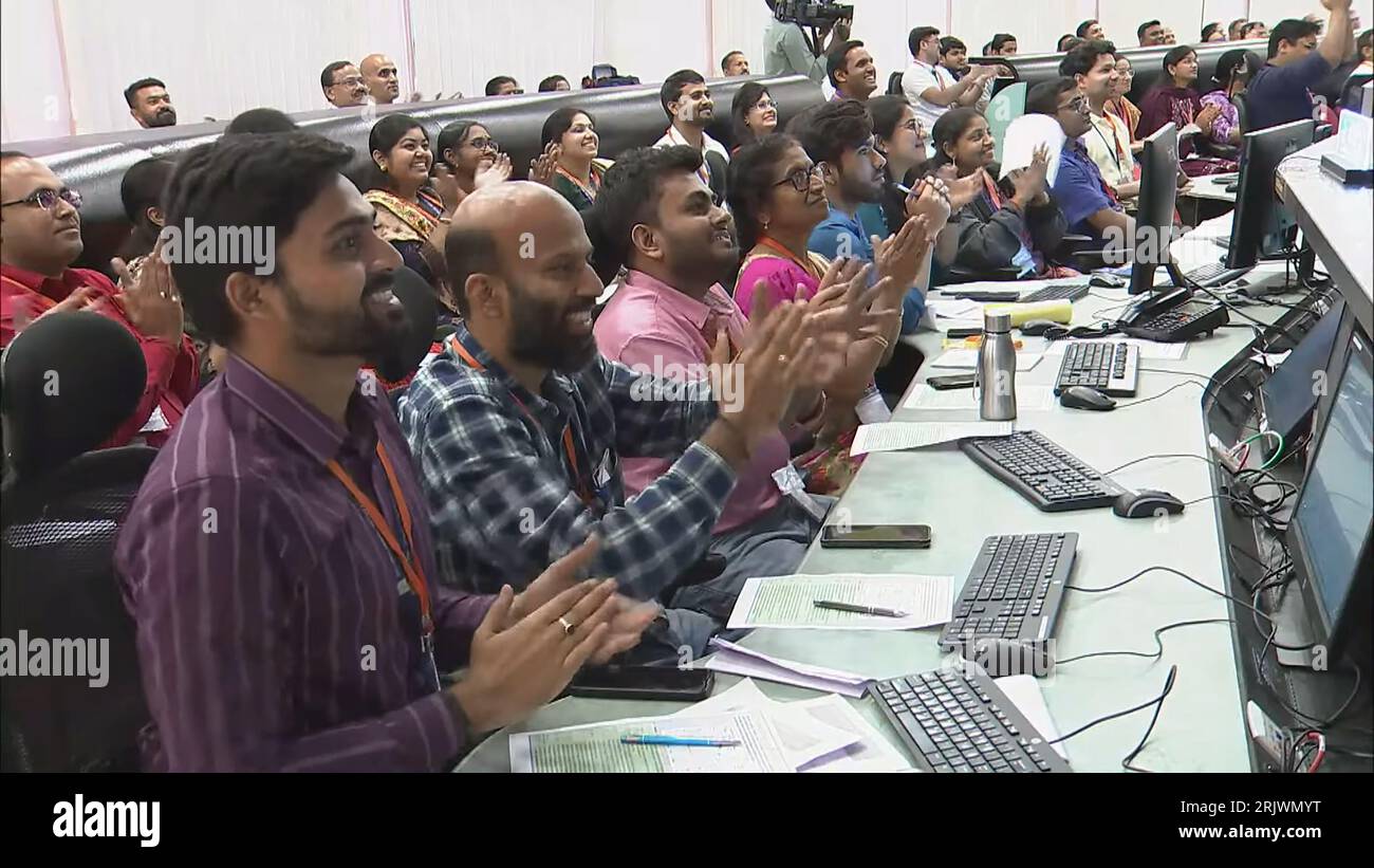 Bengaluru, Indien. August 2023. Wissenschaftler der Indian Space Research Organization (ISRO) feiern am 23. August 2023 im ISRO Telemetry Tracking and Command Network (ISTRAC) Center in Bengaluru nach der erfolgreichen Mondlandung der Raumsonde Chandrayaan-3 auf dem Südpol des Mondes. Indien schrieb am Mittwoch, den 23. August, Geschichte und wurde die erste Nation, die auf der Südpolregion des Mondes landete. Foto der Indian Space Research Organization (ISRO) / UPI/Alamy Live News Stockfoto