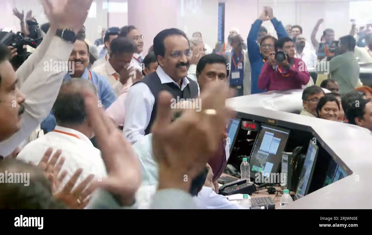 Bengaluru, Indien. August 2023. S. Somanath (C), Vorsitzender der Indian Space Research Organisation (ISRO), feiert am 23. August 2023 mit seinem Team im ISRO Telemetry Tracking and Command Network (ISTRAC) Center in Bengaluru nach der erfolgreichen Mondlandung des Raumflugkörpers Chandrayaan-3 auf dem Südpol des Mondes. Indien schrieb am Mittwoch, den 23. August, Geschichte und wurde die erste Nation, die auf der Südpolregion des Mondes landete. Foto: Indian Space Research Organization (ISRO) / UPI/Alamy Live News Stockfoto