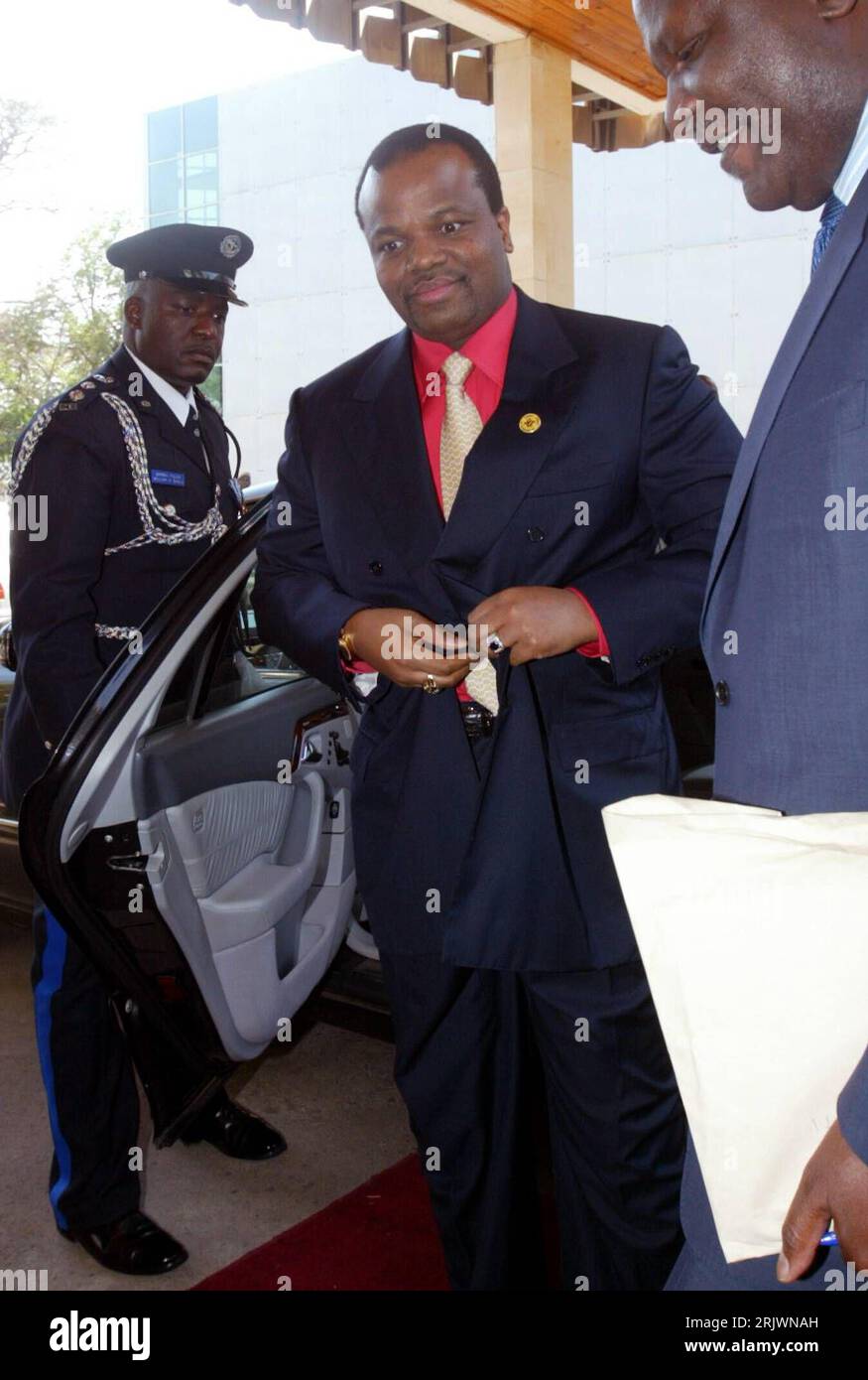 Bildnummer: 52035418 Datum: 16.08.2007 Copyright: imago/Xinhua König Mswati III (SWZ) während seiner Ankunft in Lusaka anlässlich des 27. Südafrikanische Entwicklungsgemeinschaft Gipfeltreffens PUBLICATIONxNOTxINxCHN, Personen , optimistisch; 2007, Gipfeltreffen, SADC, Politik; , hoch, Kbdig, Gruppenbild, Sambia, Randbild, People o0 Gipfel, Konferenzen, International Stockfoto