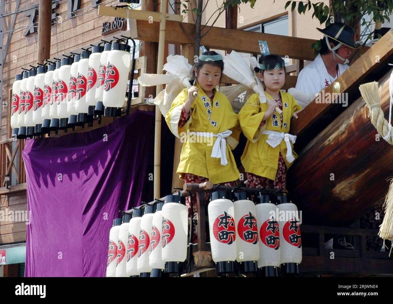 Bildnummer: 52036772 Datum: 31.05.2007 Copyright: imago/Xinhua kleine Jungen in Traditional Kostümen anlässlich der festlichen Renovierung des Holzgebäudes in Yisei - PUBLICATIONxNOTxINxCHN, Personen; 2007, Yisei, Kind, Tracht, Trachten, Kostüme, kostümiert, Lampe, Lampen, Lampion, Lampions, Einheimischer, Einheimische, Japanerin, Land, Leute , Tradition , traditionelles fest , Straßenfest ; quer, Kbdig, Gruppenbild, Japan, , Stockfoto