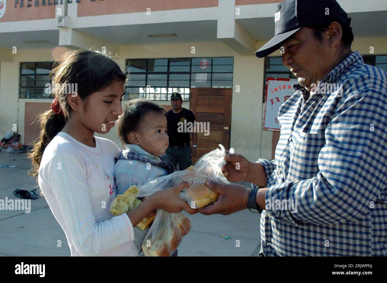 Bildnummer: 52045131 Datum: 20.08.2007 Copyright: imago/Xinhua Mädchen mit Baby bekommt eine Brotspende - Versorgung der Erdbebenopfer in Ica PUBLICATIONxNOTxINxCHN , Personen; 2007, Ica, Peruaner , Einheimische, Kind, Opfer, Erdbebenopfer, Mann , Unterstützung, Hilfe, Versorgung, Hilfsgüter, Lebensmittel; , quer, Kbdig, Gruppenbild, Close, Peru, , Stockfoto