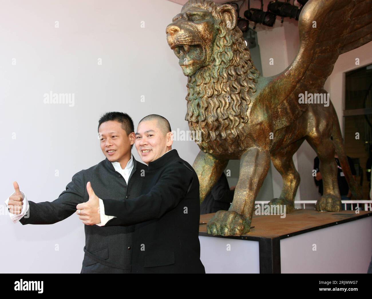 Bildnummer: 52078508 Datum: 05.09.2007 Copyright: imago/Xinhua Regisseur Lee Kang Sheng (li.) Und Produzent Tsai Ming Liang(beide TPE) anläßlich der Premiere von - Bang Bang wo, Ai Shen (Help Me, Eros) - im Rahmen der 64. Internationale Filmfestspiele in Venedig PUBLICATIONxNOTxINxCHN, Personen; 2007, Venedig, Filmfestival, Internationale Filmfestspiele , , , , , , quer, Kbdig, Gruppenbild, Italien, , People Bildnummer 52078508 Datum 05 09 2007 Copyright Imago XINHUA Regisseur Lee Kang Sheng und Produzent Tsai Ming Liang beide TPE während der Premiere von Bang Bang wo AI Shen Help M Stockfoto