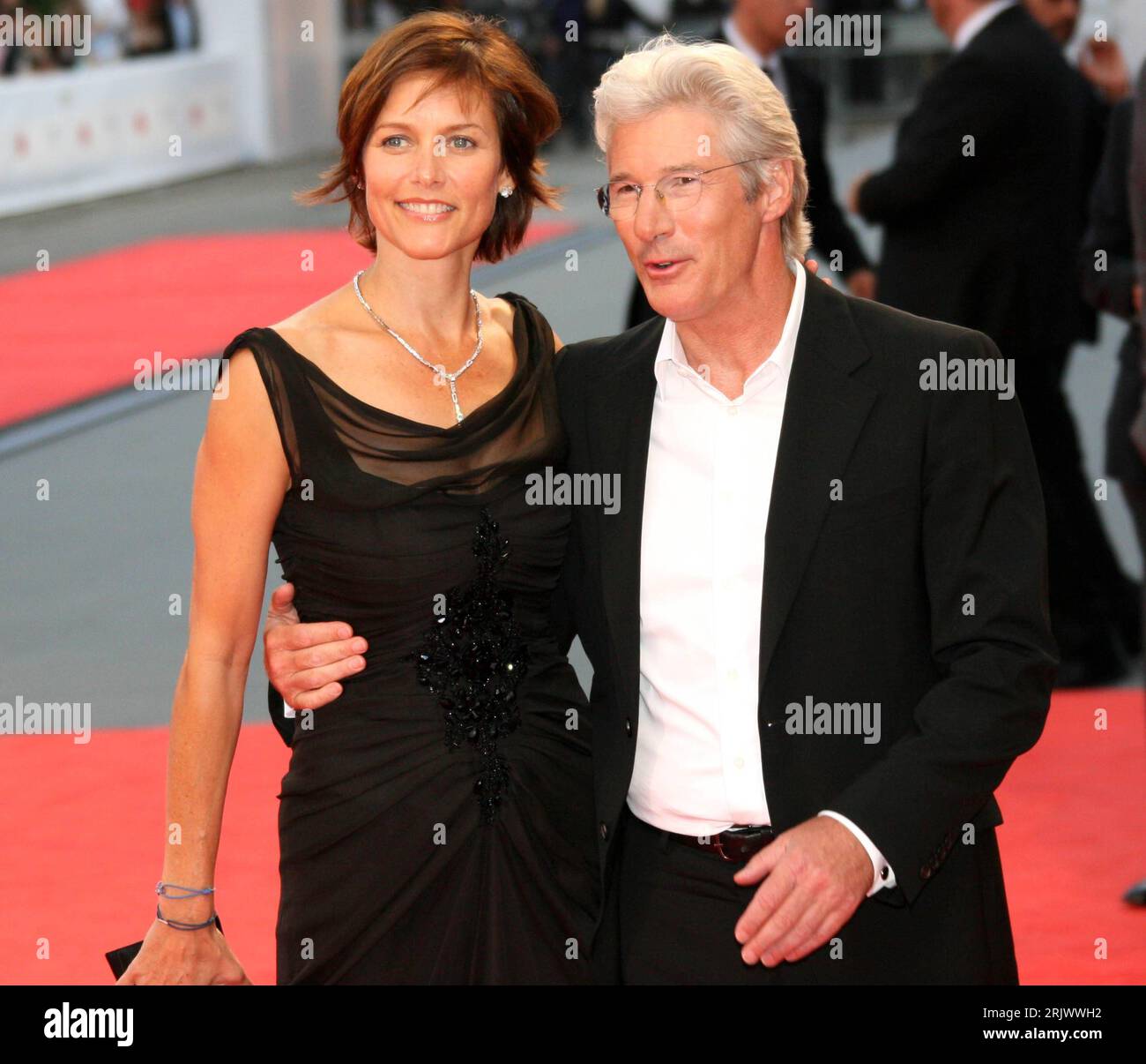 Bildnummer: 52078432 Datum: 05.09.2007 Copyright: imago/Xinhua Schauspieler Richard Gere mit seiner Ehefrau Carey Lowell (beide USA) anläßlich der Filmpremiere von I am not there während der 64. Internationale Filmfestspiele in Venedig PUBLICATIONxNOTxINxCHN, Personen; 2007, Venedig, Filmfestspiele, rennen; , quer, Kbdig, Gruppenbild, Italien, Randbild, People o0 internationale Bildnummer 52078432 Datum 05 09 2007 Copyright Imago XINHUA Schauspieler Richard Gere mit seiner Frau Carey Lowell beide USA während der Filmpremiere von I at Not There während des Internationalen Filmfestivals 64 in Venic Stockfoto