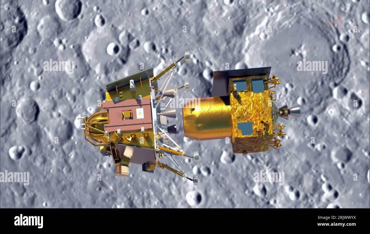 Bengaluru, Indien. August 2023. Ein simuliertes Bild wird auf dem Bildschirm während der Live-Übertragung der Landung der Chandrayaan-3-Raumsonde auf dem Südpol des Mondes am ISRO Telemetry Tracking and Command Network (ISTRAC) Center in Bengaluru am 23. August 2023 abgespielt. Indien schrieb am Mittwoch, den 23. August, Geschichte und wurde die erste Nation, die auf der Südpolregion des Mondes landete. Foto der Indian Space Research Organization (ISRO) / UPI/Alamy Live News Stockfoto