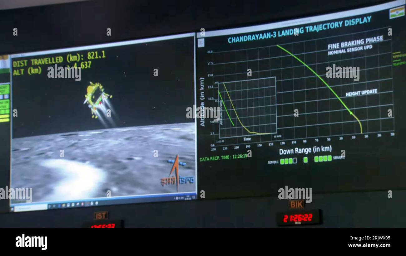 Bengaluru, Indien. August 2023. Ein simuliertes Bild wird auf dem Bildschirm während der Live-Übertragung der Landung der Chandrayaan-3-Raumsonde auf dem Südpol des Mondes am ISRO Telemetry Tracking and Command Network (ISTRAC) Center in Bengaluru am 23. August 2023 abgespielt. Indien schrieb am Mittwoch, den 23. August, Geschichte und wurde die erste Nation, die auf der Südpolregion des Mondes landete. Foto der Indian Space Research Organization (ISRO) / UPI/Alamy Live News Stockfoto