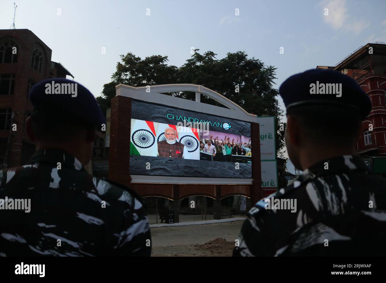 23. August 2023, Srinagar Kashmir, Indien: Indische paramilitärische Soldaten sehen eine Live-Übertragung als Premierminister Narendra Modi nach der erfolgreichen Landung der Chandrayaan-3-Raumsonde auf dem Südpol des Mondes in Srinagar sprechen. Indien war die erste Nation, die am 23. August erfolgreich ein Schiff auf dem Südpol des Mondes landete. Dies war der letzte Meilenstein in einem erneuten Vorstoß zur Monderkundung, der sowohl die weltbesten Weltraummächte als auch neue Spieler anzieht. Am 23. August 2023 in Srinagar Kaschmir, Indien. (Bildauszug: © Firdous Nazir/Okular über ZUMA Press Wire) NUR REDAKTIONELLE VERWENDUNG! Nicht für com Stockfoto