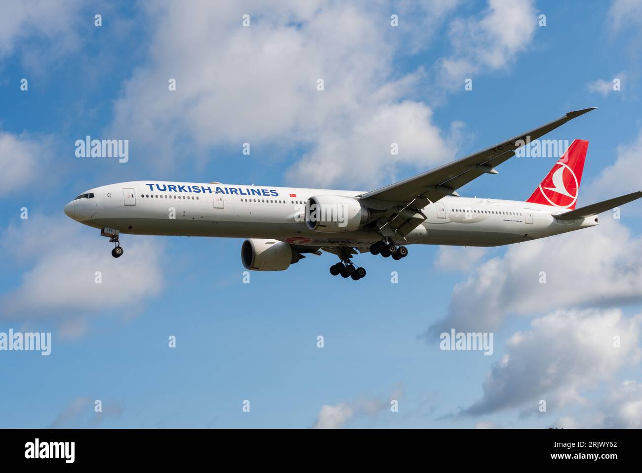 Turkish Airlines Boeing 777-36N/er Jet Airliner Flugzeug TC-LKB im Finale landen am London Heathrow Airport, UK. Stockfoto