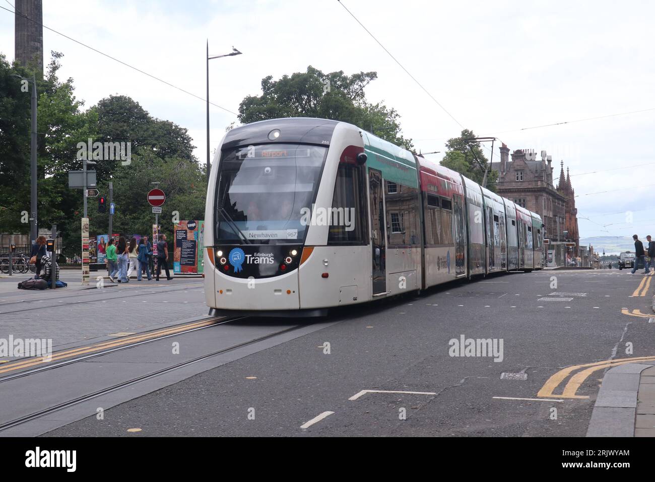 Edinburgh Schottland 23. August 2023 Straßenbahnen der Stadt Edinburgh fahren durch das Stadtzentrum ©GED Noonan/Alamy Stockfoto